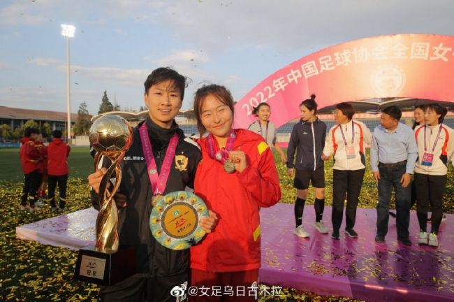 第35分钟，阿尔瓦雷斯前场获得机会，带球过程中选择直接远射，击中立柱。